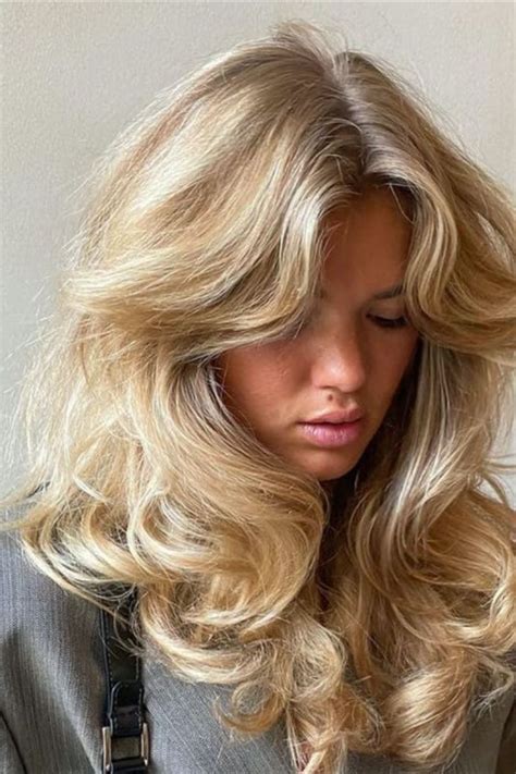 How to perfect the ‘90s blowout bob. Ditch the idea that you need to hit the salon for this one. Unlike women of the ‘90s, we have access to modern advancements in hair technology. This means you can forget double-downing with a round brush and hairdryer, and invest in a hot brush instead.
